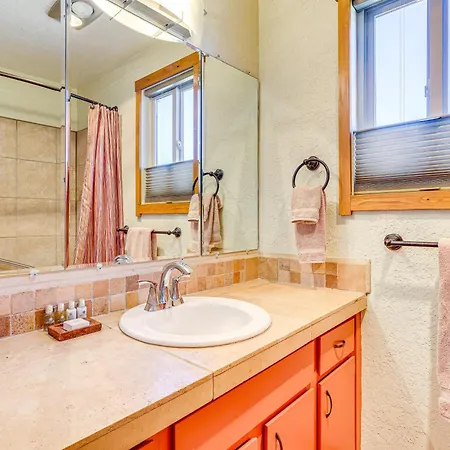 Bright Condo: 30 Min From Basin! Holiday home *